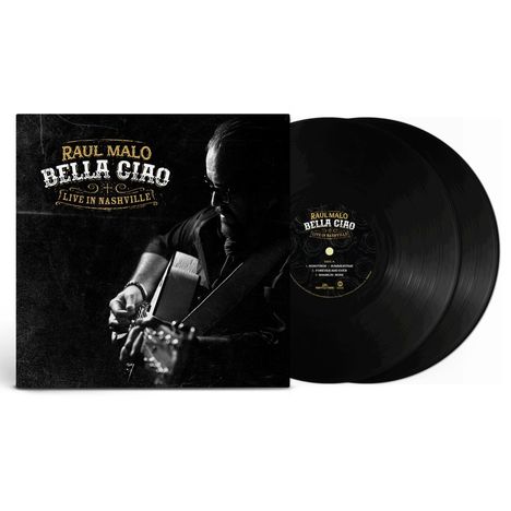 "Raul Malo Bella Ciao Live in Nashville"; Schwarz-Weiß-Foto eines Mannes mit Gitarre, Vinyl-Schallplatten sichtbar.