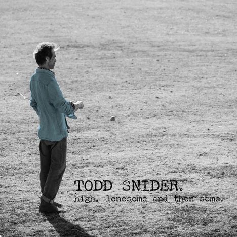 "TODD SNIDER. high, lonesome and then some." Eine Person steht im Profil auf einer Wiese.