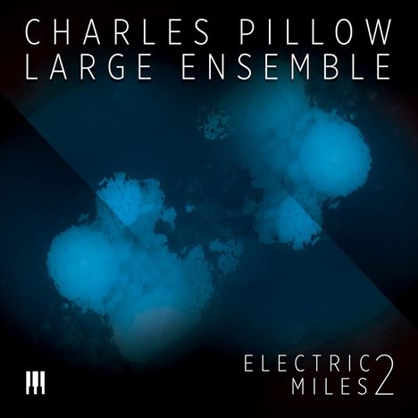 "Charles Pillow Large Ensemble, Electric Miles 2" steht in weißer Schrift vor einem abstrakten, blauen Hintergrund.