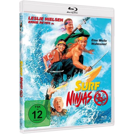 "Surf Ninjas", Leslie Nielsen, Ernie Reyes Jr., "Eine Welle Wahnsinn!" Dreiköpfige Gruppe mit Surfbrettern und Schwertern im Wasser.