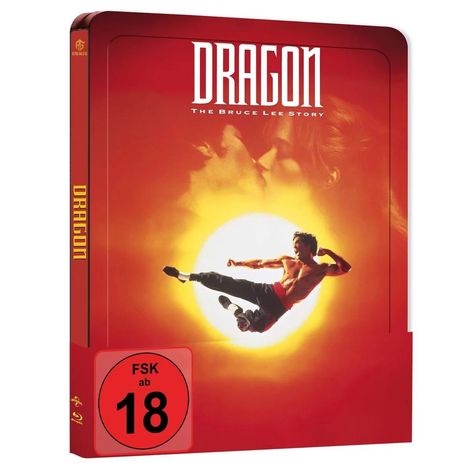 "DRAGON: The Bruce Lee Story", FSK ab 18, zeigt einen martialischen Sprung vor einem leuchtenden, gelben Hintergrund.