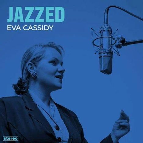 „JAZZED EVA CASSIDY“ in weißen Buchstaben vor blauem Hintergrund. Eine Frau mit Mikrofon, links unten steht „stereo“.