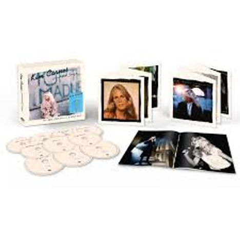 Mehrere CDs mit dem Titel "Kylie Minogue" und Alben mit Fotos von ihr sind ausgelegt.