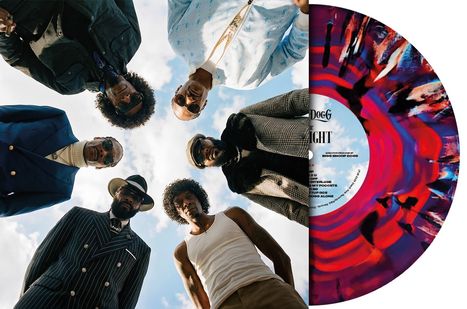 Auf einer Vinylplatte steht "Snoop Dogg" und "High". Sechs Menschen schauen von oben herab; sie tragen Hüte und Sonnenbrillen.