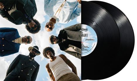 Sechs Männer in stilvoller Kleidung schauen in die Kamera. Daneben zwei Schallplatten mit Texten und einem blauen Label.