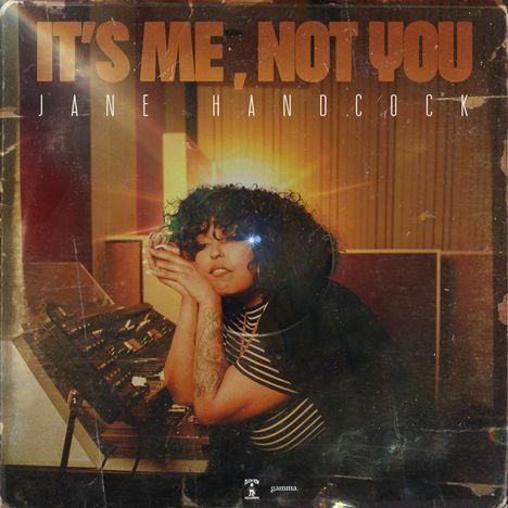 Texte: "IT'S ME, NOT YOU", "JANE HANDCOCK". Eine Frau lehnt sich auf ein Mischpult, warmes Licht im Hintergrund.