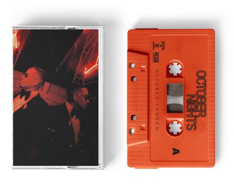 Ein leuchtend orangefarbenes Kassettenband mit "OCTOBER NIGHTS" und "OCTOBER LONDON". Daneben ein dunkelrotes Foto.