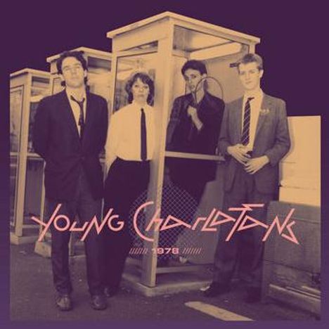 „Young Charlatans 1978“ in pinker Schrift. Vier Personen in Anzug und Krawatte vor Telefonzellen.