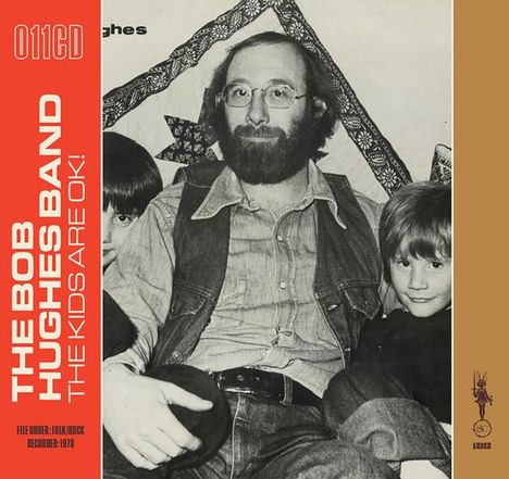 "THE BOB HUGHES BAND: THE KIDS ARE OK!" Schwarze-Weiß-Fotografie eines bärtigen Mannes mit zwei Kindern.