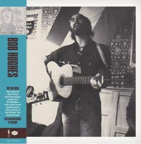 Links steht in großen Buchstaben "BOB HUGHES". Ein Mann spielt Gitarre und singt, umgeben von einem gemütlichen Raum.