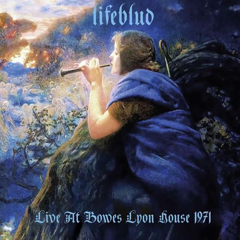 Oben steht "lifeblud", unten "Live At Bowes Lyon House 1971". Eine Person in blauer Robe spielt Flöte in einer verträumten Landschaft.