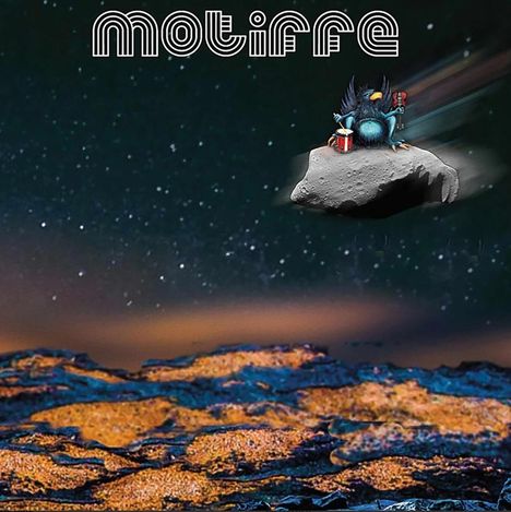 Text: "motiffe". Eine Kreatur mit blauen Federn sitzt auf einem schwebenden Felsen im Weltraum.