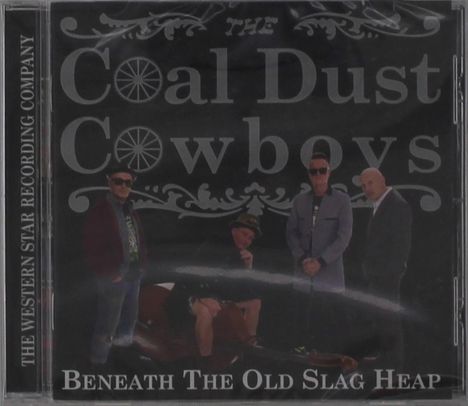 "The Coal Dust Cowboys. Beneath The Old Slag Heap." Vier Männer in Anzügen posieren vor einem dunklen Hintergrund.