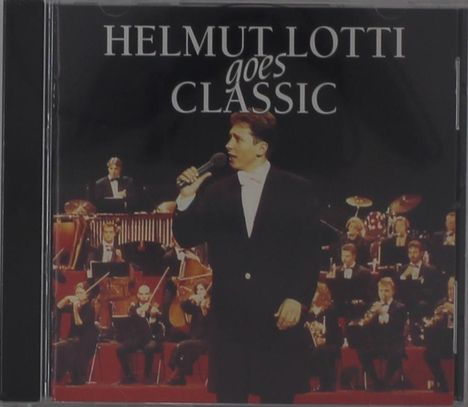 "HELMI LOTT goes CLASSIC" oben. Ein Mann hält ein Mikrofon vor einem Orchester in formeller Kleidung.