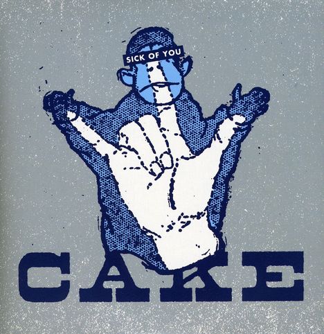 „SICK OF YOU“ steht auf einem blauen Banner über dem Gesicht eines Affen. Darunter groß: „CAKE“. Illustration in Blau und Grau.