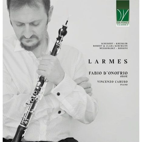 Titel: "Larmes". Fabio D'Onofrio (Oboe), Vincenzo Caruso (Piano). Logo von "Da Vinci Classics". Mann hält eine Oboe.