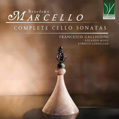"Benedetto Marcello: Complete Cello Sonatas. Francesco Galligioni, Rolando Moro, Roberto Loreggian." Elegantes Glasgefäß.