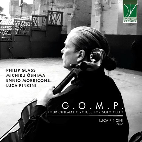 Texte: Philip Glass, Michiru Ōshima, Ennio Morricone, Luca Pincini. G.O.M.P. Luca Pincini, Cello. Mann mit Cello von der Seite.