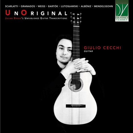 "UNO RIGINAL", Giulio Cecchi hält Gitarre; Da Vinci Classics Logo oben rechts. Schwarz-weißes Porträt.