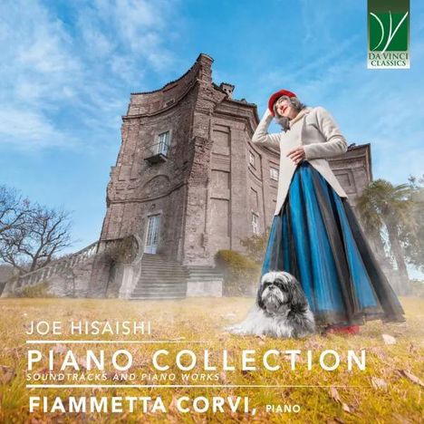„JOE HISAISHI PIANO COLLECTION. FIAMMETTA CORVI, PIANO.“ Frau in rotem Hut vor altem Gebäude mit Hund.