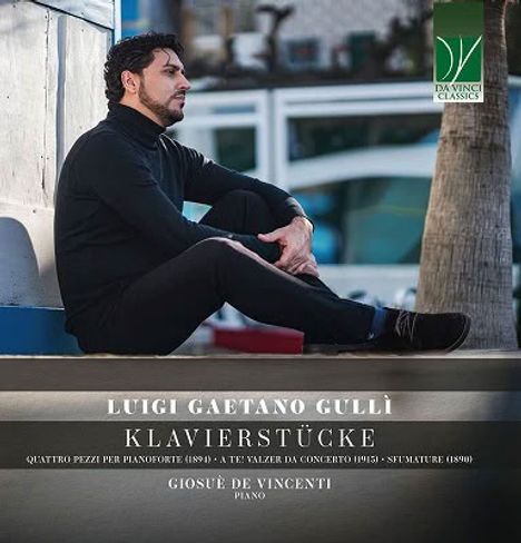 "Luigi Gaetano Gulli, Klavierstücke, Giosuè De Vincenti Piano" steht im Fokus. Ein Mann sitzt nachdenklich draußen.