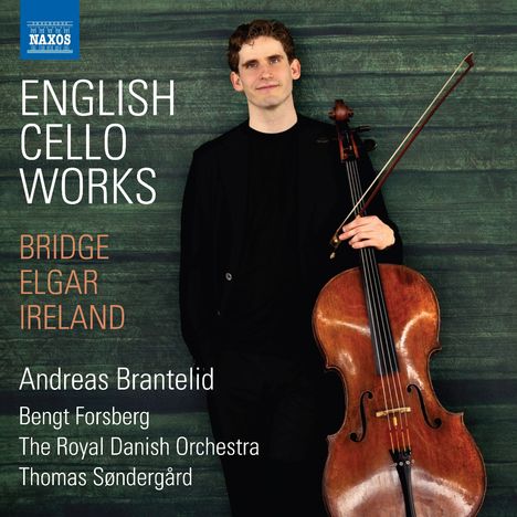 NAXOS, ENGLISH CELLO WORKS, BRIDGE, ELGAR, IRELAND, Andreas Brantelid mit einem Cello vor einer grünen Holzwand.