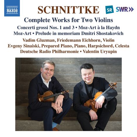 "SCHNITTKE Complete Works for Two Violins" oben, zwei Männer mit Geigen unten, lächelnd auf einer Treppe sitzend.