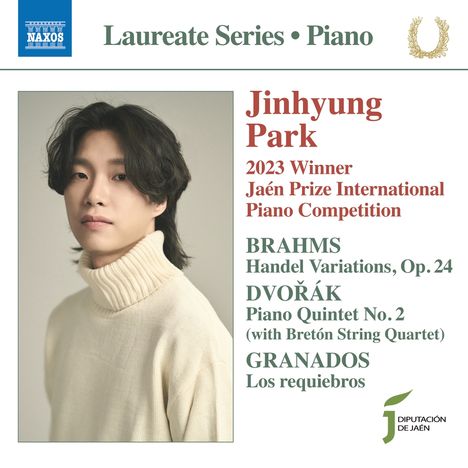 Jinhyung Park, Gewinner 2023 der Jaén Piano Competition. Werke: Brahms, Dvořák, Granados. Bild eines Mannes in hellem Rollkragenpullover.