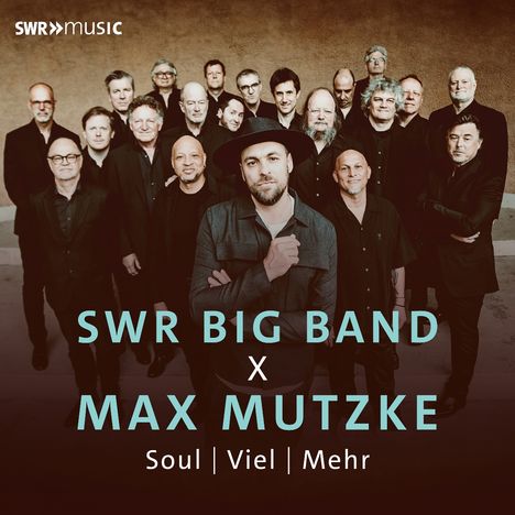 Text: SWR Big Band x Max Mutzke: Soul, Viel, Mehr.  
Eine Gruppe von Menschen steht dicht zusammen.