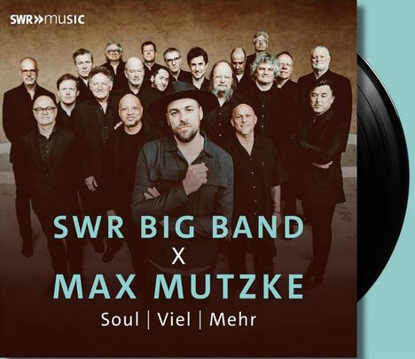 "SWR BIG BAND X MAX MUTZKE, Soul | Viel | Mehr." Eine Gruppe von Menschen steht dicht zusammen, ein Mann im Vordergrund.