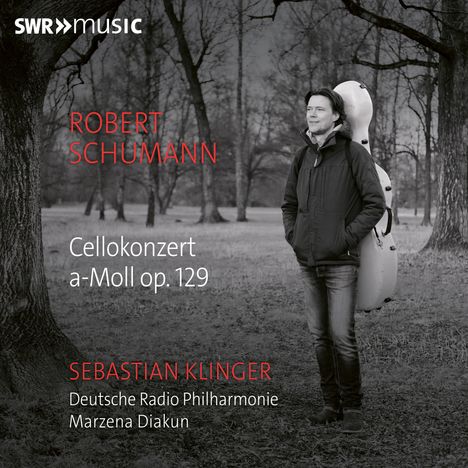 Texte: "Robert Schumann Cellokonzert a-Moll op. 129", "Sebastian Klinger", "Deutsche Radio Philharmonie", "Marzena Diakun". Schwarz-weißes Foto eines Mannes im Park.
