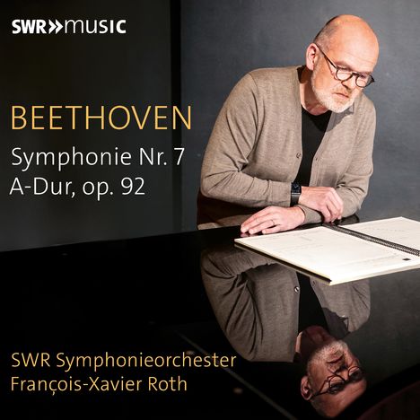 "BEETHOVEN Symphonie Nr. 7 A-Dur, op. 92. SWR Symphonieorchester, François-Xavier Roth. Mann liest Partitur an Tisch."