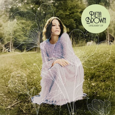 "Pieta Brown Dreamin' Of" in rundem, hellgrünen Logo. Frau in einem lila Kleid sitzt auf Gras, überlagert von Blumenzeichnungen.