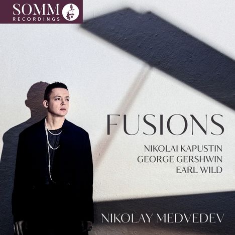Texte: "Fusions", "Nikolai Kapustin", "George Gershwin", "Earl Wild", "Nikolay Medvedev". Ein Mann in dunkler Kleidung steht vor einer Wand.