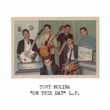 TONY MOLINA "ON THIS DAY" L.P. Sechs Personen mit Instrumenten, darunter Gitarren und Schlagzeug, in einem Raum mit grünen Vorhängen.