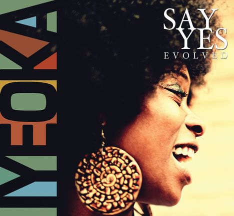 Texte: "IYEOKA" links, "SAY YES EVOLVED" oben rechts. 
Illustration einer Frau im Profil mit großem Ohrring, lächelnd.