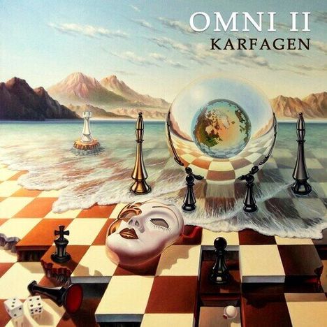 Text: "OMNI II KARFAGEN". Surrealistische Szene mit Schachfiguren, Maske und Weltkugel auf Schachbrett am Meer.