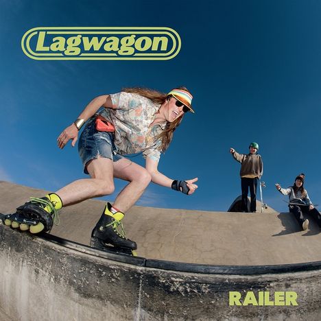„Lagwagon“ und „RAILER“. Ein Mann fährt auf Inlineskates eine Rampe entlang, zwei Personen im Hintergrund.