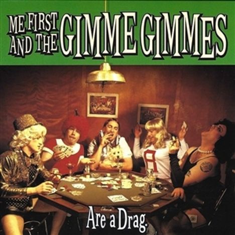 "Me First and the Gimme Gimmes" oben, "Are a Drag" unten. Fünf Personen spielen Poker, in bunter Verkleidung.
