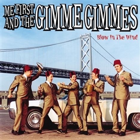 "Me First and the Gimme Gimmes", "Blow in the Wind". Fünf Männer in Anzügen mit Fez vor einer Brücke und einem Auto. 