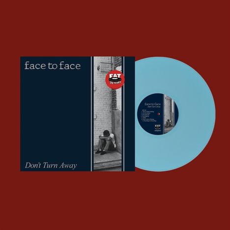 „face to face“, „Don’t Turn Away“. Ein blaues Vinyl, roter Hintergrund. Person sitzt in Gasse, Kopf auf den Knien.