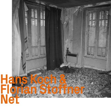 Text: "Hans Koch & Florian Stoffner Net" in orange. Ein verlassenes Zimmer mit zerrissenen Vorhängen und alten Fenstern.