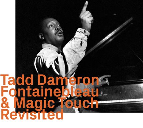 „Tadd Dameron Fontainebleau & Magic Touch Revisited“ in orange Schrift. Ein Mann am Klavier zeigt nach oben.