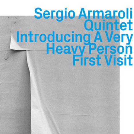 Text in Blau: "Sergio Armaroli Quintet Introducing A Very Heavy Person First Visit". Hintergrund: Graue, gefaltete Struktur.