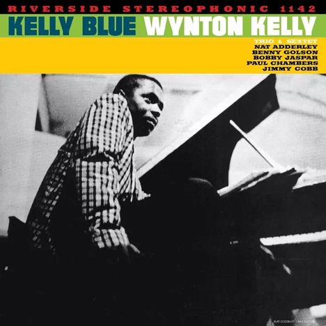 "KELLY BLUE WYNTON KELLY" oben in grün und blau. Musiker spielt Klavier, trägt kariertes Hemd.
