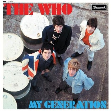 Oben roter Text: THE WHO. Unten blauer Text: MY GENERATION. Vier Männer schauen nach oben, umgeben von großen, weißen Fässern.