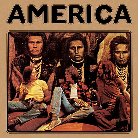 "AMERICA" in großen Buchstaben oben. Drei Männer sitzen, im Hintergrund historische Porträts von indigenen Personen.