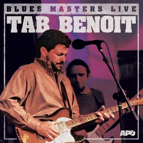 "BLUES MASTERS LIVE" und "TAB BENOIT" in kräftigen Lettern. Ein Mann spielt Gitarre, Mikrofon daneben.