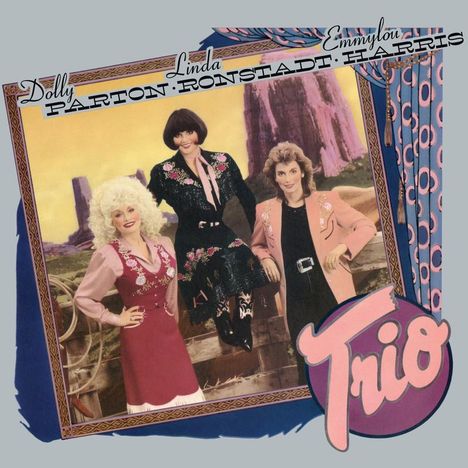 Texte: "Dolly Parton, Linda Ronstadt, Emmylou Harris, Trio." Drei Frauen in bunter Kleidung vor einer bergigen Landschaft.