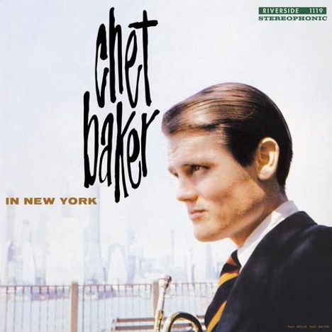 Text: "Chet Baker" in schwarzer Schrift, "In New York" in beiger Schrift. Abgebildet ist ein Mann mit Trompete vor Skyline.